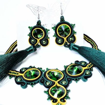 Elegantná sadá ručne šitých šperkov v smaragdovej farbe.