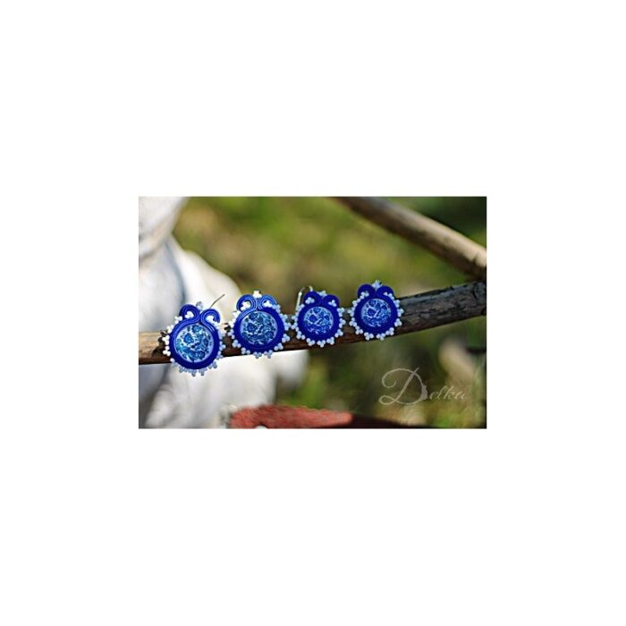 Jemné ručne šité náušnice v modrej farbe s motívom drobných modrých kvetov.
