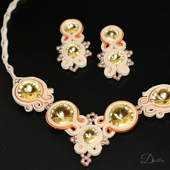 Elegantný ručne šitá sada náhrdelník a náušnice v marhuľovej a oranžovej farbe.