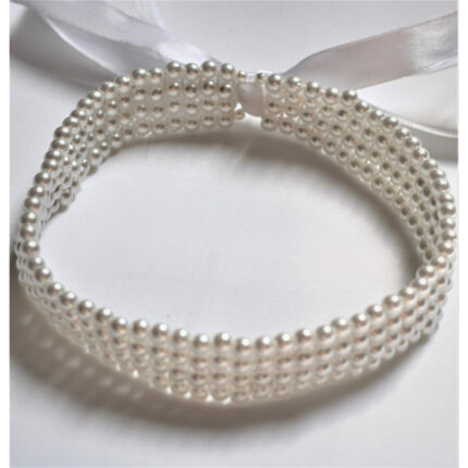 Ručne šitý náhrdelník v bielej farbe.