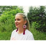 Elegantné ručne lepené náušnice v strieborno-ružovej farbe.