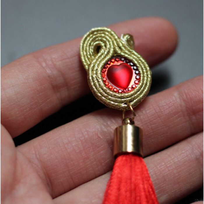 Elegantné ručne šité náušnice zo strapcom v zlatej a červenej farbe.