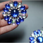 Elegantné ručne lepené náušnice v modro-striebornej farbe.