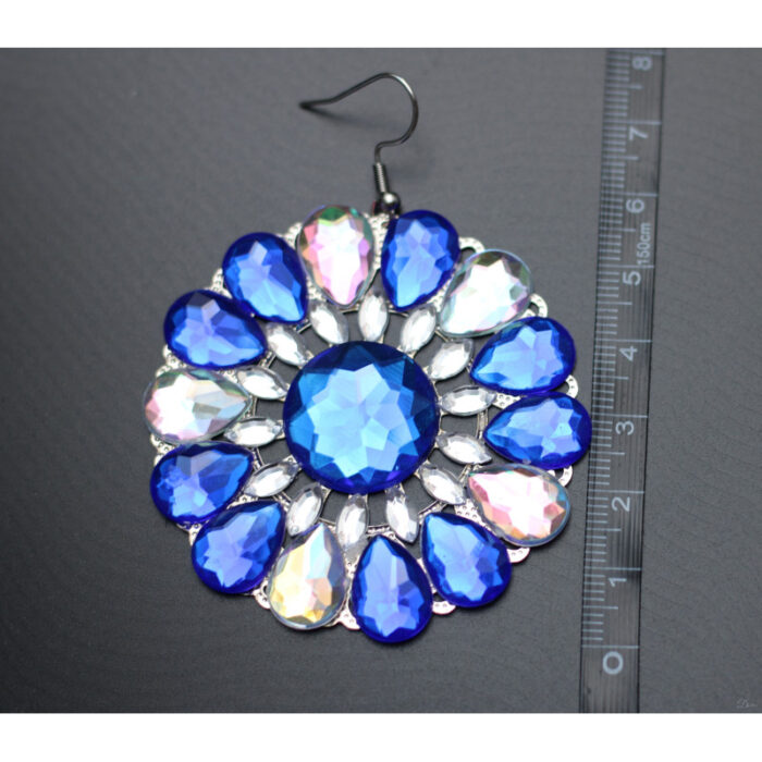 Elegantné ručne lepené náušnice v modro-striebornej farbe.