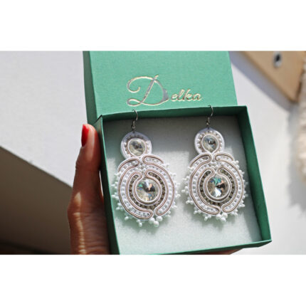 Elegantné a originálne ručne šité šujtášové náušnice. Tieto šperky sú príjemné na nosenie a vhodné aj ako darček.