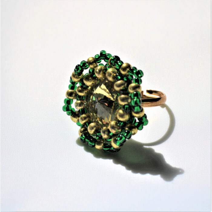 Elegantný ručne šitý prsteň v zlato-zelenej farbe.