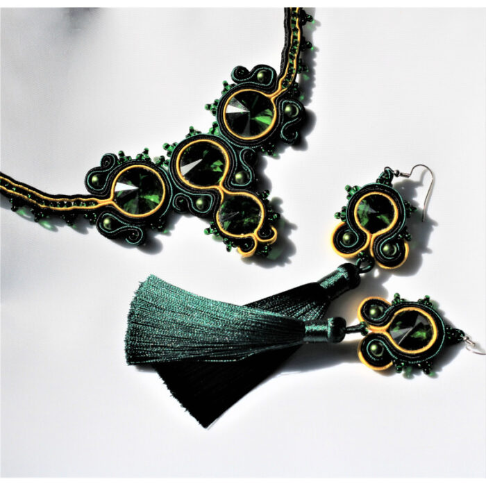 Elegantná sadá ručne šitých šperkov v smaragdovej farbe.