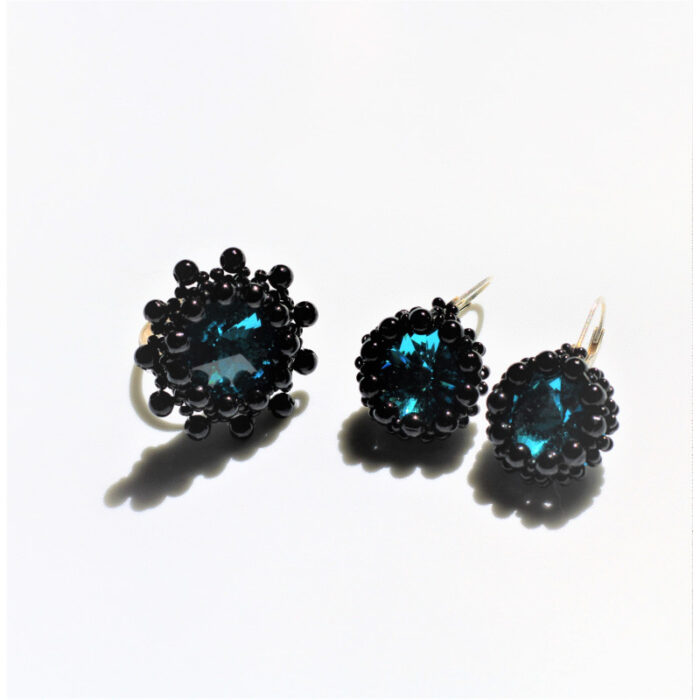 Elegantné korálkové náušnice v tyrkysovo-čiernej farbe.
