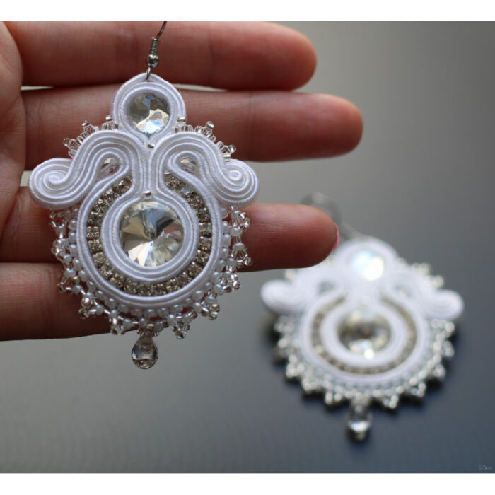 Originálne svadobné náušnice zaujmú na prvý pohľad . Šujtášové šperky sú ľahké a príjemne sa nosia.