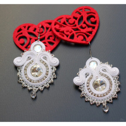 Originálne svadobné náušnice zaujmú na prvý pohľad . Šujtášové šperky sú ľahké a príjemne sa nosia.