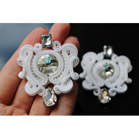 Originálne svadobne náušnice sa krásne ligocú a zaujmú na prvý pohľad. Šujtášové šperky sú ľahké a príjemne sa nosia.